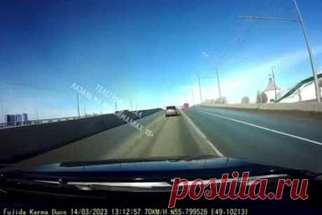 Россиянка выпала из такси на ходу и попала на видео. В Казани пассажирка выпала из такси во время движения. На записи с видеорегистратора виден движущийся в потоке автомобиль светлого цвета с установленными на нем шашечками. В тот момент, когда такси входит в поворот, одна из дверей машины открывается, и находившаяся в салоне женщина падает на проезжую часть.