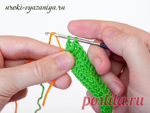 Техника вязания. Смена цвета нити Для тех, кто хочет сделать переход на нить другого цвета аккуратным и красивым. Вы сможете присоединить нить от нового клубка и быть уверены, что прикрепление будет надежным, а место смены нити незаме…
