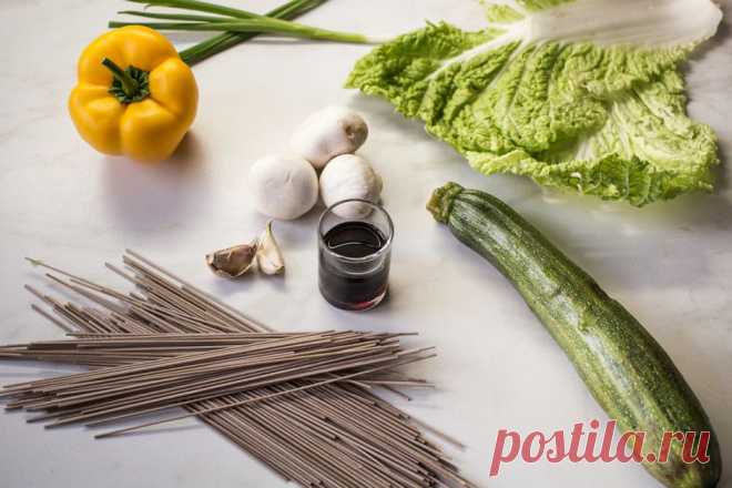 Вегетарианским вариант азиатского блюда: гречневая лапша с овощами — Вкусные рецепты