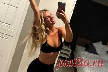 Анна Седокова показала фигуру в спортивном топе. Бывшая солистка группы «ВИА Гра» Анна Седокова показала фигуру в откровенном наряде. 40-летняя исполнительница снялась в черном обтягивающем фитнес-костюме, состоящем из велосипедок и топа без подклада. При этом звезда продемонстрировала подтянутое тело с кубиками пресса и частично обнаженную грудь.