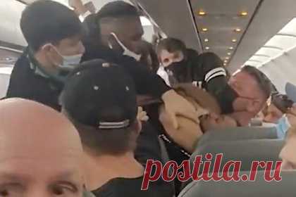 Пассажир самолета начал душить попутчика из-за шутки про футбол и попал на видео. В США пассажиры устроили дебош на борту самолета из-за шутки про футбол. Случай произошел в среду, 9 февраля, во время рейса из Кливленда (штат Огайо) в Финикс (штат Аризона). По данным издания, между путешественниками завязался спор из-за футбольной команды «Цинциннати».