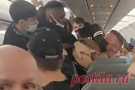 Пассажир самолета начал душить попутчика из-за шутки про футбол и попал на видео. В США пассажиры устроили дебош на борту самолета из-за шутки про футбол. Случай произошел в среду, 9 февраля, во время рейса из Кливленда (штат Огайо) в Финикс (штат Аризона). По данным издания, между путешественниками завязался спор из-за футбольной команды «Цинциннати».