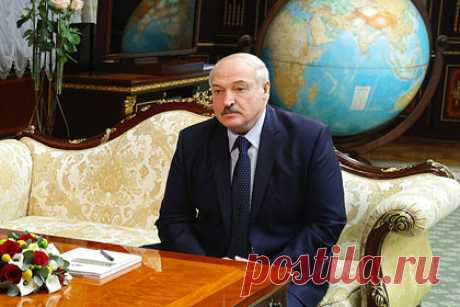 Срок полномочий президента Белоруссии ограничат. Председатель Конституционного суда Белоруссии Петр Миклашевич рассказал об ограничении срока полномочий президента страны. По его словам, в Конституции предложили закрепить, что один человек может занимать пост главы республики не более двух сроков. Кроме того, для будущего президента могут повысить возрастной ценз.