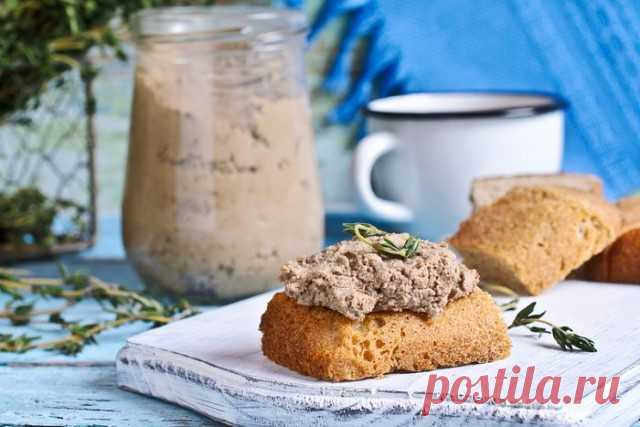 Вкуснее колбасы!  Куриный паштет.
Готовится из куриного филе, причем всего 30 минут: а результат просто поражает! Паштет станет мега-хитом в вашей семье! 
Колбасу больше не покупаем))) 
Просто попробуйте и вы сами всё поймёте. 
Состав продуктов:
филе куриное – 400 грамм, 
70 миллилитров бульона (в котором варили мясо); 
морковь – 200 грамм, 
репчатый лук – 2 штуки, 
масло сливочное – 70 грамм, 
чеснок – 2 зубчика, 
лавровый лист – 1 штука, 
перец душистый – 2 штуки, 
перец...