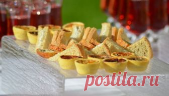 Stuzzichini per aperitivi: ricette facili e sfiziose Un ricettario completo che racchiude tutte le nostre migliori ricette di stuzzichini salati da preparare per i vostri aperitivi casalinghi: ricette facili, veloci e creative che stupiranno sicuramente i vostri amici.