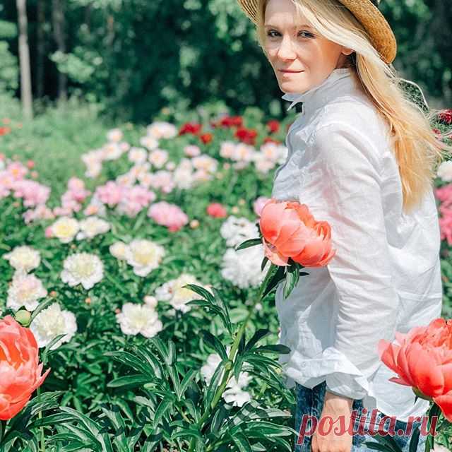 Photo by Мобильная фотография in Ufa, Russia. На изображении может находиться: 1 человек, цветок, растение, дерево, на улице и природа