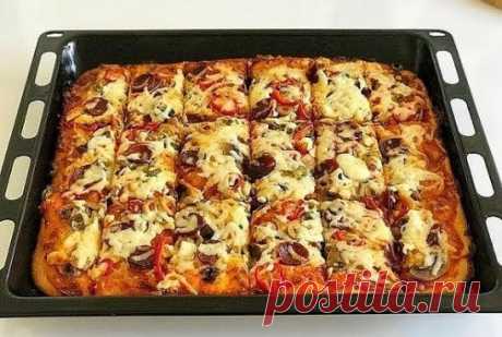 Легкое, воздушное тесто на кефире, любая начинка. Пицца не только быстрая
, но и нежная, приготовленная без особых кухонных хлопот. ⠀
 ИНГРЕДИЕНТЫ:
 тесто: 
кефир 500 мл 
яйца 2 шт.
 мука 3-4 стакана
 сода 1 ч.л.
 соль 1 ч.л. ⠀
 для начинки:
 колбаса 300 г 
шампиньоны 200 г 
кетчуп 1 упаковку или томатную пасту смешать со специями по вкусу 
лук репчатый 2 головки 
Пармезан + Моцарелла + твердые сыры майонез Яйца Кефир Майонез 
Твердые сыры ⠀ 
ПРИГОТОВЛЕНИЕ:
1 Для теста перемешать кефир с сырым