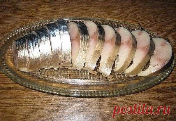ПОТРЯСАЮЩАЯ СКУМБРИЯ 

Предлагаю самый удачный рецепт солёной скумбрии, от которой все будут в полном восторге. 

Ингредиенты 
Соль – 5 ст.л. без верха 
Сахар – 2 ст.л. 
Чай чёрный без добавок — 3 ст.л. 
Лук – 1 шт. 
Вода – 1 л 

Маринад 
В кастрюлю набираем воду, добавляем соль, сахар, нарезанный лук, чай чёрный. Чая можно взять и больше, всё зависит от его качества. Он, во-первых, цвет рыбе придаёт копчёный, а во-вторых, дубильные вещества делают её плотной и красивой. М...