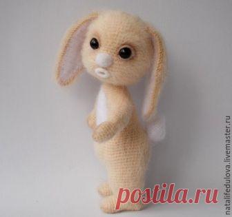 Мастер-класс: нежный вязаный зайка Тиша Предлагаю вам связать крючком зайку Тишу. Рост без ушек — 21 см. Я вязала из пряжи Камтекс мохер Камея. Для создания зайки нам потребуется: Пряжа мохер (бежевого и белого цвета).