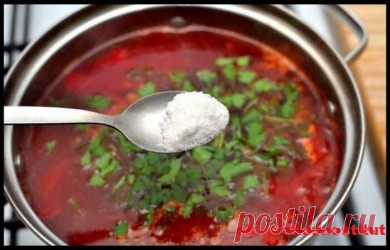 3 верных способа как исправить пересоленное блюдо
Способ 1.
Добавляем продукты-абсорбенты.
Отлично вытягивают лишнюю соль картофель и рис. Добавьте очищенный картофель и варите до полуготовности, затем удалите его. Рис варите до полной готовности. Поместите в тканевый мешочек и опустите в пересоленное блюдо, через 30 минут выньте.
Способ 2.
Если пересолено тушеное блюдо или соус, то разбавьте водой. Но вливайте понемногу: добавили 3-4 ложки, доведите до кипения и поробуйте, и так, пока ситуаци