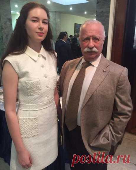 Вот это да! Дочь Леонида Якубовича Варвара обескуражила смелым снимком в розовых тонах . Милая Я