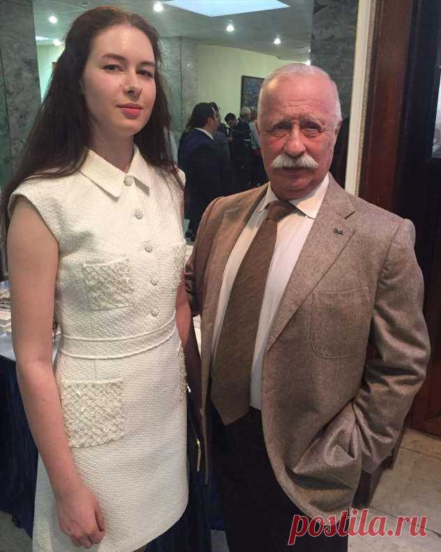 Вот это да! Дочь Леонида Якубовича Варвара обескуражила смелым снимком в розовых тонах . Милая Я