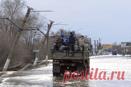 Глава Оренбурга предрек уровню воды в Урале достижение критической отметки. Глава Оренбурга Сергей Салмин в своем предрек воде в реке Урал достижение критической отметки в ночь на воскресенье. При этом он обратился к местным жителям и призвал их немедленно покинуть дома в зоне подтопления. Граждан, которые откажутся покидать опасные области добровольно, будут эвакуировать принудительно.