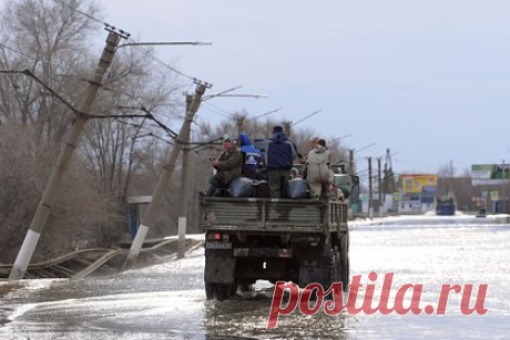 Глава Оренбурга предрек уровню воды в Урале достижение критической отметки. Глава Оренбурга Сергей Салмин в своем предрек воде в реке Урал достижение критической отметки в ночь на воскресенье. При этом он обратился к местным жителям и призвал их немедленно покинуть дома в зоне подтопления. Граждан, которые откажутся покидать опасные области добровольно, будут эвакуировать принудительно.
