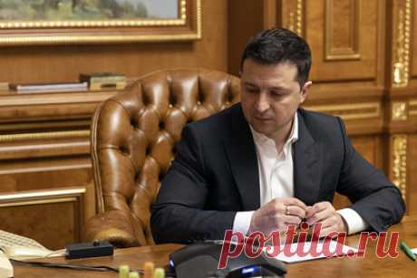 Зеленский отказался праздновать свой день рождения. Президент Украины Владимир Зеленский, которому 25 января исполнилось 44 года, не будет праздновать день рождения и проведет его на работе. Он обратился к коллегам и друзьям с просьбой отказаться от цветов и подарков к празднику, но пожертвовать деньги на благотворительность.