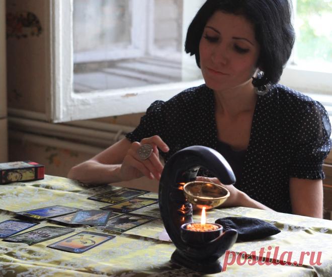 Кто может погадать из Битвы экстрасенсов? Задайте ваш вопрос онлайн. Я семь лет ходил по экстрасенсам, гадалкам и ведуньям, надеясь решить свою проблему, и вот к чему это привело Помощь экстрасенсов бесплатно — это уникальная возможность приоткрыть завесу тайн, которые мучают и лишают сна, а также заглянуть в собственное