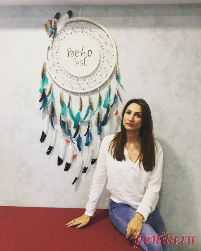 Этот замечательный ловец снов для Boho Fest сделала Маргарита Макеева. Теперь он у нас в офисе . Спасибо мастеру