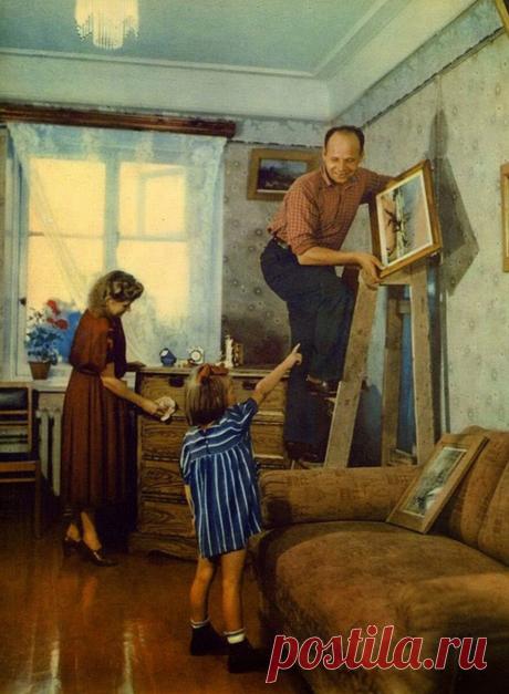 Рассматриваю квартиры советских людей на фото 50-х годов: что за 70 лет не изменилось, а какие вещи ушли «в историю» | СОКРОВИЩА БАРАХОЛКИ | Яндекс Дзен