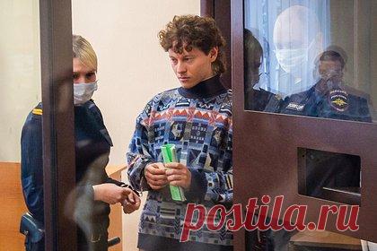 Сжегшего российский паспорт певца Шарлота оставили в СИЗО. Самарский областной суд отклонил апелляционную жалобу на арест певца Эдуарда Шарлота. Он оставил без изменений решение Кировского районного суда, который заключил артиста под стражу до 24 января. Шарлот обвиняется в реабилитации нацизма и оскорблении чувств верующих. Все из-за видео в соцсетях.