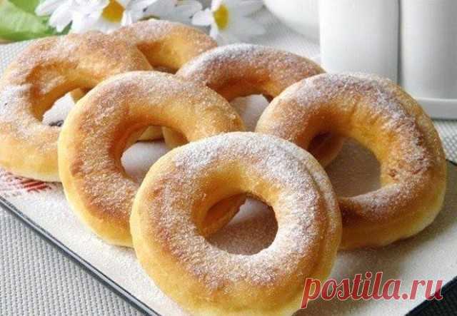 Пончики на кефире за 15 минут
Рецепты. Простые и вкусные блюда
Рецепт пригодится каждой хозяйке 
Ингредиенты:
Кефир (самоквас) — 200 мл
Сахар — 4 ст. л.
Яйцо — 1 Штука
Ванилин — 1 щепотка
Сливочное масло — 50 г
Мука пшеничная высшего сорта — 400–450 г
Разрыхлитель — 1 ч. л.
Растительное масло рафинированное — для жарки
Приготовление:
1. Подготовьте продукты для пончиков. Сливочное масло заранее достаньте из холодильника, чтобы оно было теплым. Смешайте масло с яйцом и саха...