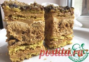 Торт ''Киевский хруст'' - кулинарный рецепт
=    Желток яичный	— 4 шт
    Яйцо куриное	— 1 шт
    Сахар	— 2.5 стак.
    Мука пшеничная / Мука — 2 стак.
    Аммоний пищевой	— 2 ч. л.
    Белок яичный	— 4 шт
    Орехи грецкие	(Или арахис измельченные) — 1 стак.
    Уксус	— 1 ст. л.
    Крахмал	— 1 ст. л.
    Масло сливочное	— 300 г
    Молоко сгущенное	— 1 бан.