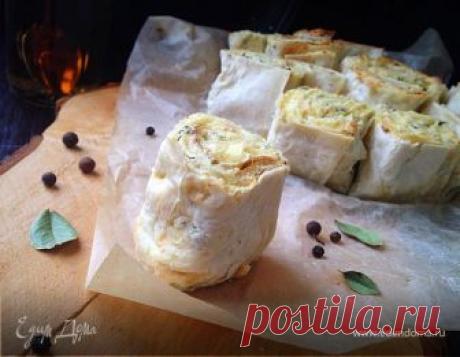 Слоеный пирог из лаваша с творогом, сыром и зеленью.
