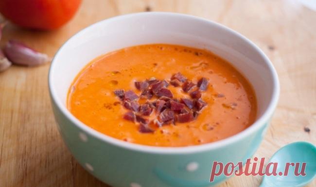 Рецепт Сальморехо – холодный испанский суп из томатов Вам понадобятся:        1 кг спелых томатов      200 г белого хлеба      чеснок      50 мл винного уксуса      200 мл оливкового масла      4 кусочка сыровяленой ветчины      2 вар