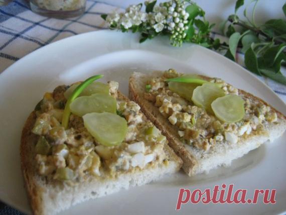 Паста для бутербродов из шпрот. Шпроты в томате 1 банка
Яйцо 2 штуки
Огурец маринованный 2 штуки
Лук зеленый (мелко нарезанный) 1 столовая ложка
Майонез 1 столовая ложка
Соль по вкусу
Перец по вкусу
Горчица