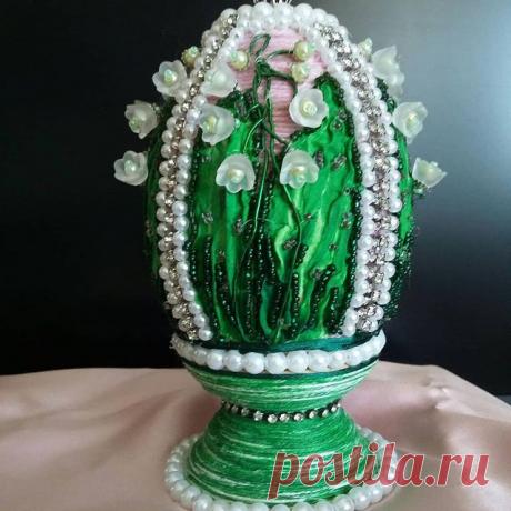 Интерьерное Пасхальное яйцо "ЛАНДЫШИ". В работе использованы: лента шибори, бусины,кристаллы,бисер, стразовая лента,декоративные шнуры.Основа-деревянное яйцо на подставке.  Цена =1500р+ доставка.  #пасхальноеяйцо #подароксвоимируками #яйцопасхальное #яйцафаберже #яйцоручнойработы #подарокбатюшке#