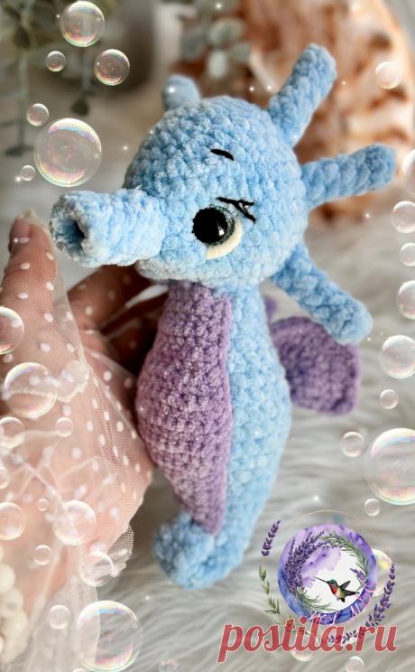 PDF Конёчек крючком. FREE crochet pattern; Аmigurumi toy patterns. Амигуруми схемы и описания на русском. Вязаные игрушки и поделки своими руками #amimore - плюшевый морской житель, морской конёк из плюшевой пряжи.