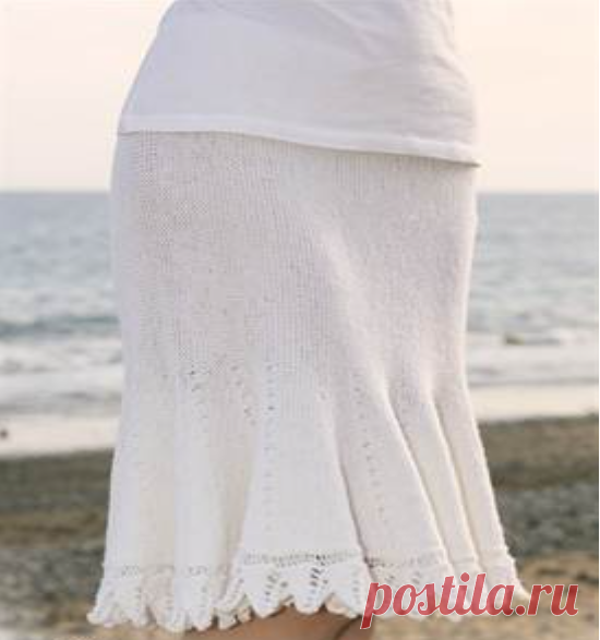 Создаем юбку-годе на любой вкус
Очень красивая белая классическая юбка фантазийной формы, вязаная короткими спицами в технике шалевого вязания. Эта юбка украшена по низу кружевным узором в виде листьев, что увеличивает изысканность этой модели.