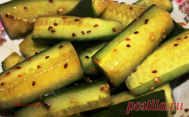 Закусочные огурцы с соевым соусом и кунжутом рецепт с фото Дорогие друзья! Сегодня хочу предложить вам просто объедение – закусочные огурцы с соевым соусом и кунжутом. Готовятся такие огурчики около 30 минут, хранить в холодильнике можно около 5 дней. А этот аромат… Просто вкуснятина! Не забудьте попробовать!!!
