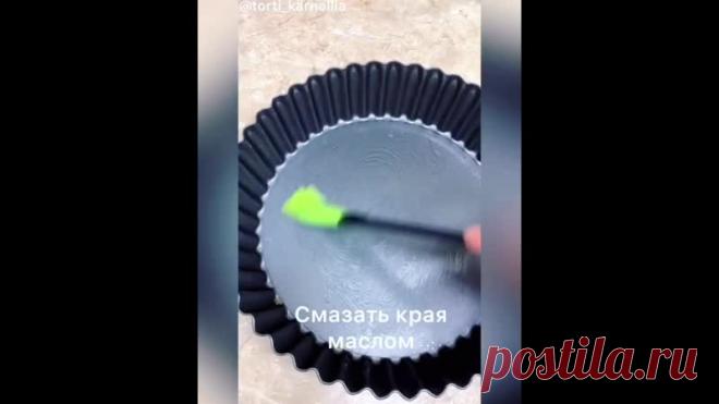 Итальянкий пирог
⠀
Тесто:
500 г просеянной муки
200 мл воды
100 мл оливкового масла (можно растительного)
1 яицо
10 г соли
⠀
Начинка:
500 г шпината
1 маленький лук
1 зубчик чеснока
250 г сыра «Рикотта»
5-6 яиц
100-130 г пармезана
соль, перец (приправы другие по желанию)
мускатный орех (по желанию)
⠀
Обжарить лук, убрать в отдельную миску. Обжарить и ошпарить в сковороде (без воды), чеснок и шпинат. Шпинат выкладывать в сковороду постепенно, помешивать. По готовности убрать...