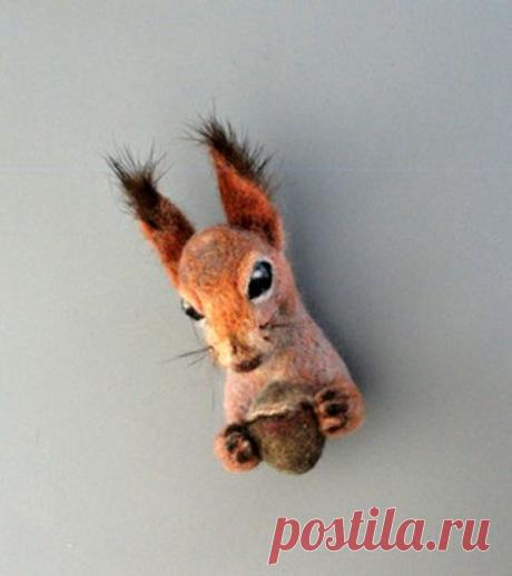 Брошь &quot;Белка&quot; из шерсти, не предназначена для крепления на легкие ткани (шелк, шифон и т. д., если только не будет использоваться зажим, который не портит легкие ткани ). Крепление может быть булавкой, может быть булавкой и зажимом вместе или только зажимом. Не разлохматится со временем.