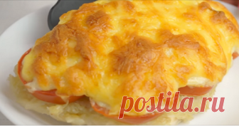 Потрясающий фитнес рецепт: куриная грудка под овощами и сыром Куриное мясо под шубой из овощей и сыра настолько нежное, что буквально тает во рту