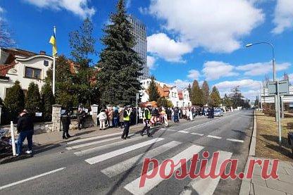 В Польше украинец поджег себя с призывом воевать с Россией. 63-летний украинец совершил попытку самосожжения перед зданием генконсульства Украины в Кракове. Он стоял в очереди в генконсульство, а затем выбежал из толпы, облил себя легковоспламеняющейся жидкостью, после чего поджог, выкрикивая лозунги с призывом к остальным украинцам возвращаться на родину и воевать с Россией.