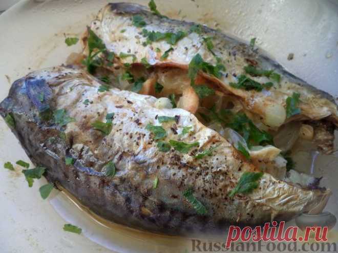 Рецепт: Скумбрия, запеченная с луком (в микроволновке) на RussianFood.com
