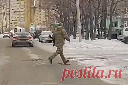 В российском регионе заметили разгуливавшего с оружием мужчину в камуфляже. В Тюмени жители заметили на улице мужчину в военной форме с оружием. Видео с неизвестным в камуфляже появилось в интернете. Он разгуливал по Игримской улице около Тюменского техникума строительной индустрии и городского хозяйства. Отмечается, что недалеко от этого места находятся школа и детский сад.