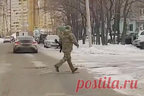 В российском регионе заметили разгуливавшего с оружием мужчину в камуфляже. В Тюмени жители заметили на улице мужчину в военной форме с оружием. Видео с неизвестным в камуфляже появилось в интернете. Он разгуливал по Игримской улице около Тюменского техникума строительной индустрии и городского хозяйства. Отмечается, что недалеко от этого места находятся школа и детский сад.