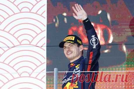 Ферстаппен второй раз подряд стал чемпионом «Формулы-1». Голландский пилот Red Bull Макс Ферстаппен второй раз подряд стал чемпионом мира по автогонкам в классе машин «Формула-1». Он выиграл Гран-при Японии и досрочно завоевал чемпионство в турнире. Первый титул ему принесла победа на Гран-при Абу-Даби в 2021 году, где он опередил представителя Mercedes Льюиса Хэмилтона.