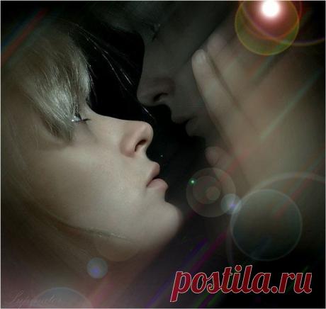 Прости,молиться я не научилась
И благодарной не всегда бывала,
Не часто в храм ходила,не постилась,
Грешила,каялась - всё снова начинала.

Бывала ветреной и,как осёл,упрямой,
Капризной и обидчивой не в меру,
И вот прошу...Не за себя...За маму...
Хоть воздаётся каждому по вере.

Теперь бы отдала души частицу,
Я б жизнью,кровью,сердцем поделилась,
Чтоб Ты,Господь,прикрыл своей десницей
Кусочек мира,где на свет я появилась.

Чтоб дом,что был и праздничен и светел,