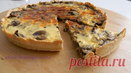 Пирог с шампиньонами со сметанной заливкой.