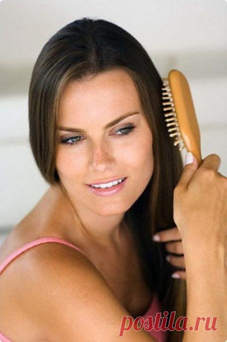 Если вы не моете голову каждый день, и хотите сохранить прическу наутро, соблюдайте одно простое правило - чтобы волосы лежали ровно, без завитков и примятой челки, лучше перед сном удалить с них лак, пенку, гель и прочие укладочные средства с помощью расчески.