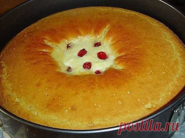 Готовим вкусно - Пирог-ватрушка Пирог-ватрушка Ингредиенты: — Яйцо куриное 5 шт. — Сахар 1 ст. — Сметана 1 ст. — Творог 550 г — Мука пшеничная 1 ст. — Сода пищевая 0,5 ч.л. — Масло сливочное 50 г — Манная крупа 1 ст.л. — Вишня вяленая 0,5 ст. Приготовление: 1. Два яйца взбиваем с 0,5 стакана сахара. 2. Добавляем …