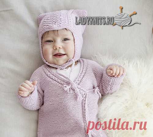 Вязаная спицами шапочка 