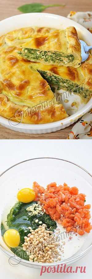 Рецепт: Пирог из слоеного теста с лососем и шпинатом