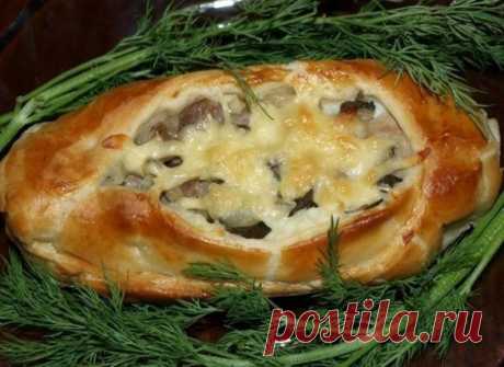 Лодочки из слоеного теста с картофелем, мясом и огурчиками / Мамина песочница