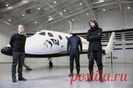Virgin Galactic выпустила стильный лётный костюм с ботинками для пилотов SpaceShipTwo Компания Virgin Galactic представила прототип лётного костюма и соответствующих ботинок, разработанный совместно с брендом спортивной одежды Y-3. Лётный костюм Virgin Galactic выполнен в чёрном цвете. Вдоль туловища и на элементах, прикрывающих ноги пилота, имеются молнии. Костюм разработан таким образом, чтобы обеспечивать поддержку естественного сидящего положения пилотов космического корабля SpaceShipTwo.…