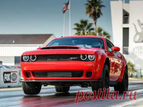 Смотри! Dodge Challenger SRT Demon 2018 года Не успели все обсудить основные новинки детройтского автосалона, прошедшего в январе, как в интернете появились 2 ролика, посвященных новому спорткару Dodg