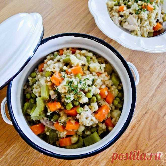 Постное блюдо: перловая каша с овощами